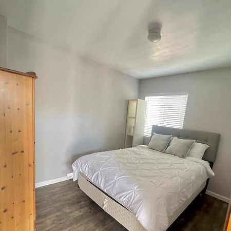 Shared Double Room Inside Home With Private Bathroom, Entrance Hawthorne Exterior photo