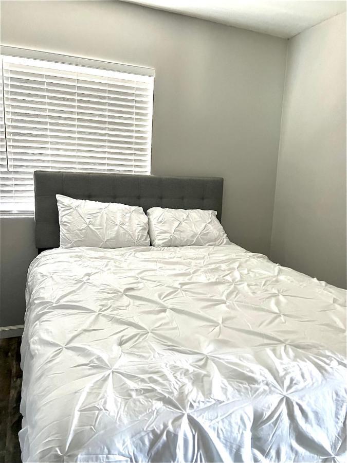 Shared Double Room Inside Home With Private Bathroom, Entrance Hawthorne Exterior photo